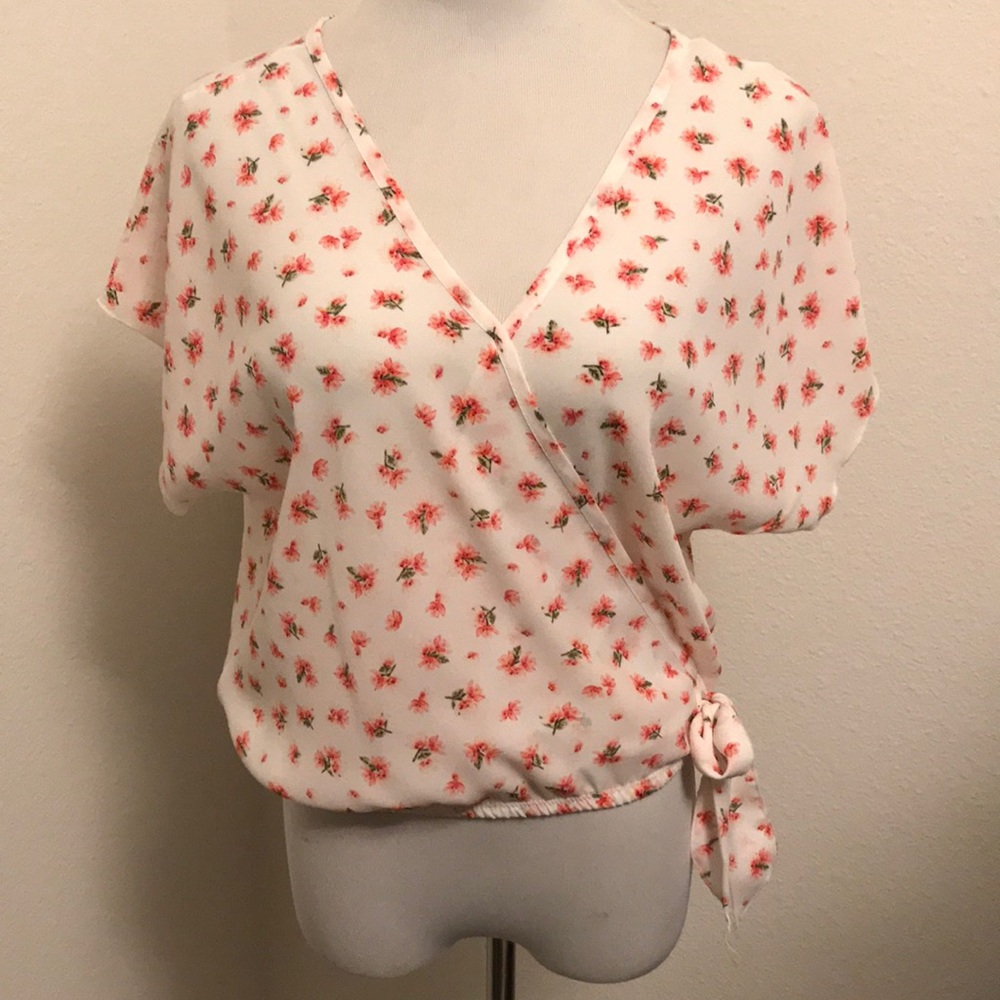 💙3 for $15💙 Pink and white floral top